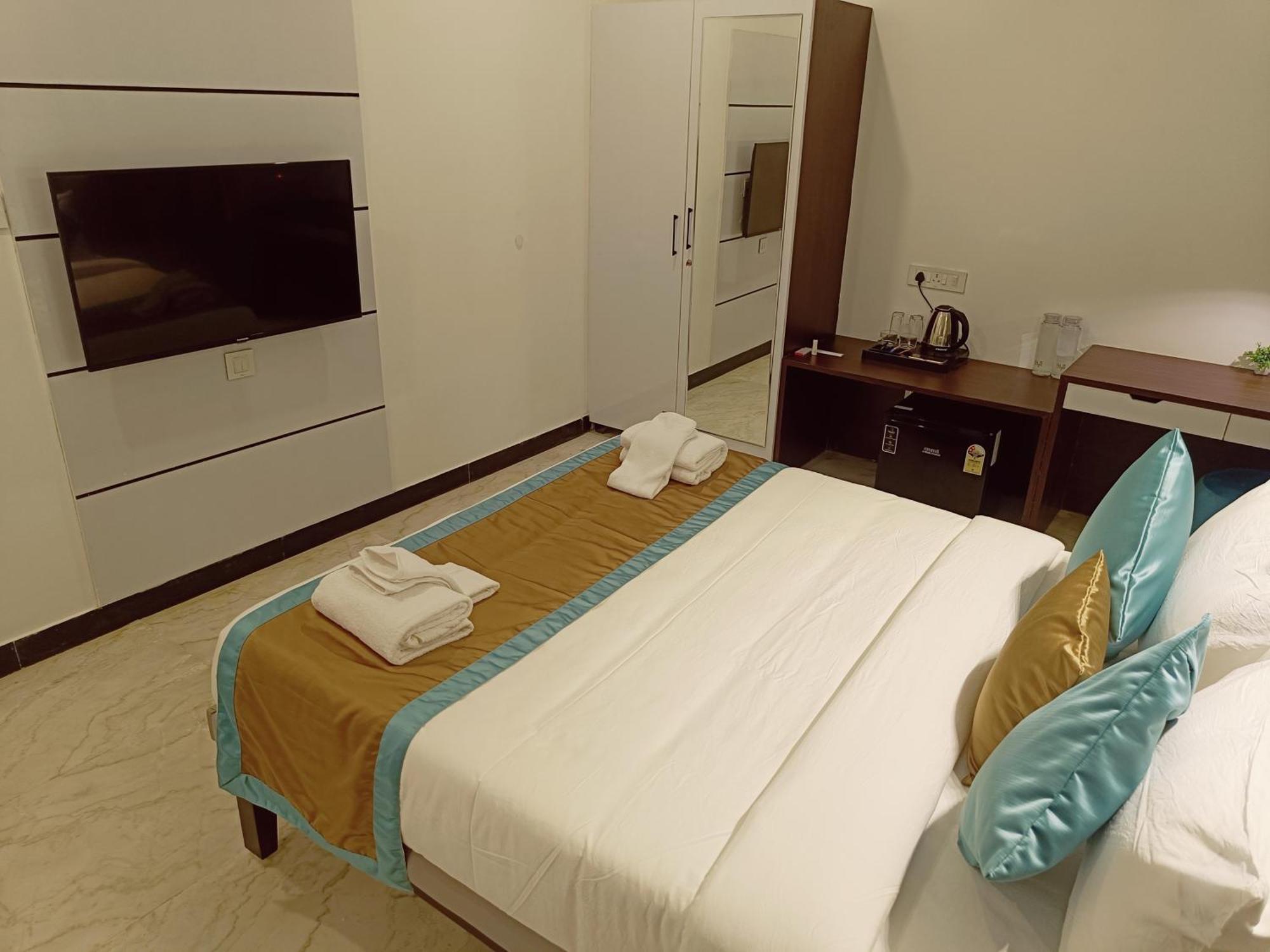 Bay Breeze Suites Csennai Kültér fotó